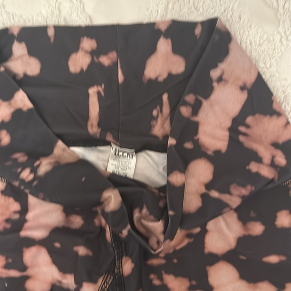 Teeki knee length leggings. Super flattering! Size M - Picture 2 of 4